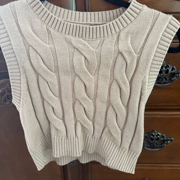 Cable Knit Sleeveless Sweater Vest - Picture 1 of 6